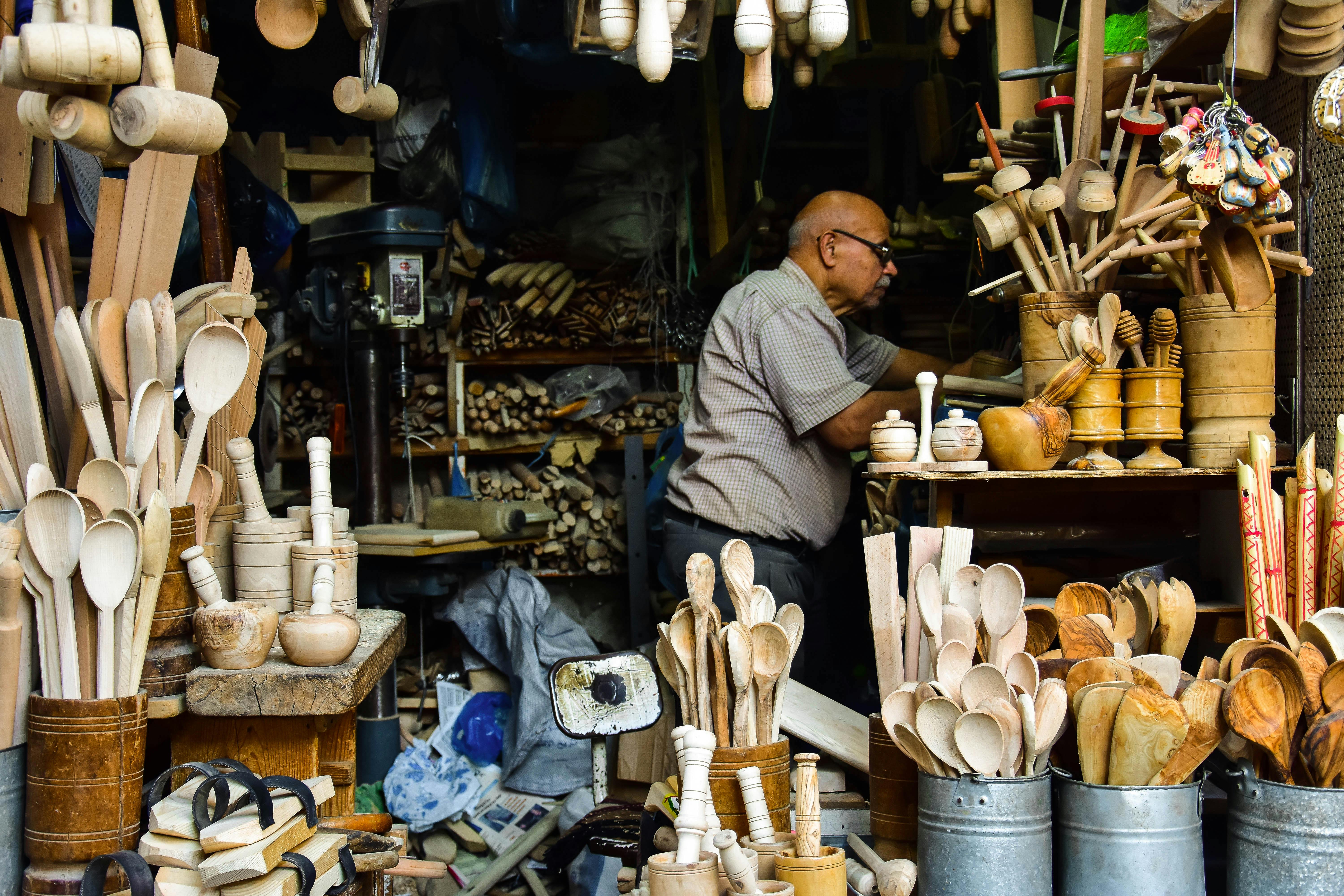 AI vs. Traditional Shopping: Which Finds the Best Canadian-Made Products?